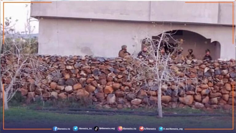قوات الاحتلال أمام منزل في صيدا الجولان