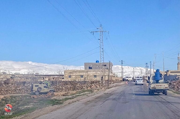 قوات الاحتلال تقيم حاجزًا على طريق الصمدانية الشرقية