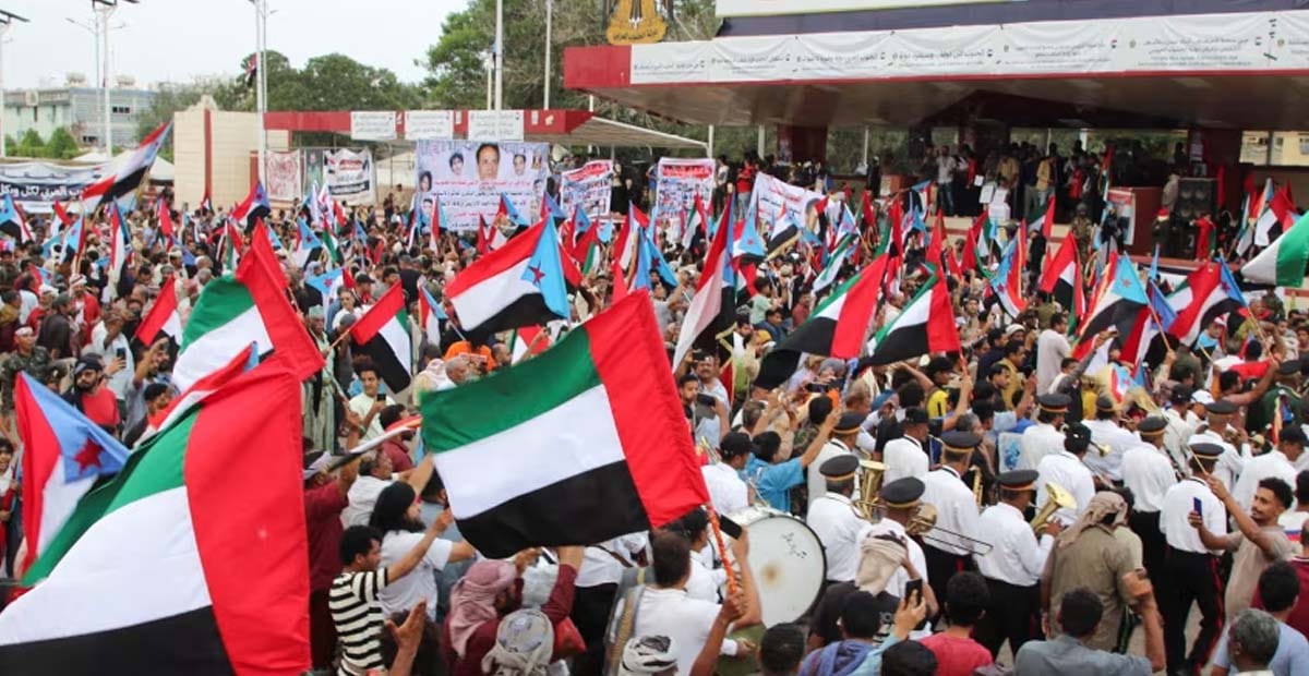 مؤيدو المجلس الانتقالي الجنوبي المدعوم من الإمارات يلوّحون بأعلام الإمارات والمجلس خلال تجمع جماهيري في عدن تصوير فواز سلمان رويترز