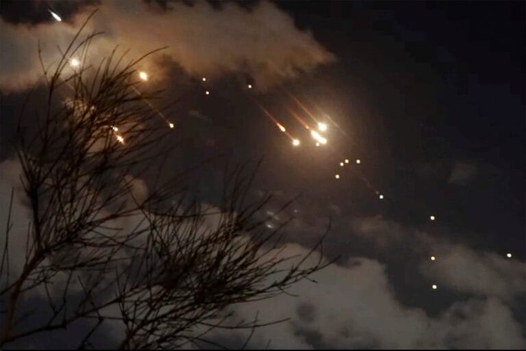 انفجارات في أجواء درعا وسقوط صاروخ غربي درعا