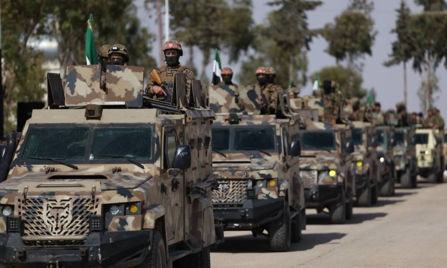 وكالة رويترز: سوريا تعزز حدودها مع لبنان بآلاف الجنود ووحدات صاروخية 47 سيارات وجنود من الجيش السوري