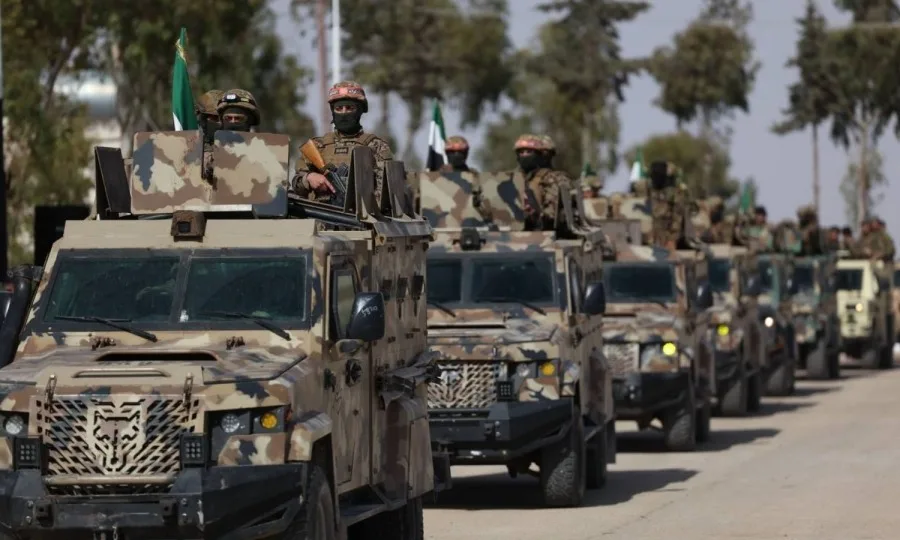 سيارات وجنود من الجيش السوري