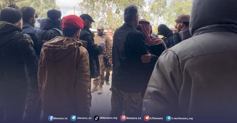 أحمد العودة أثناء حضور الشرطة العسكرية لنقله لدمشق