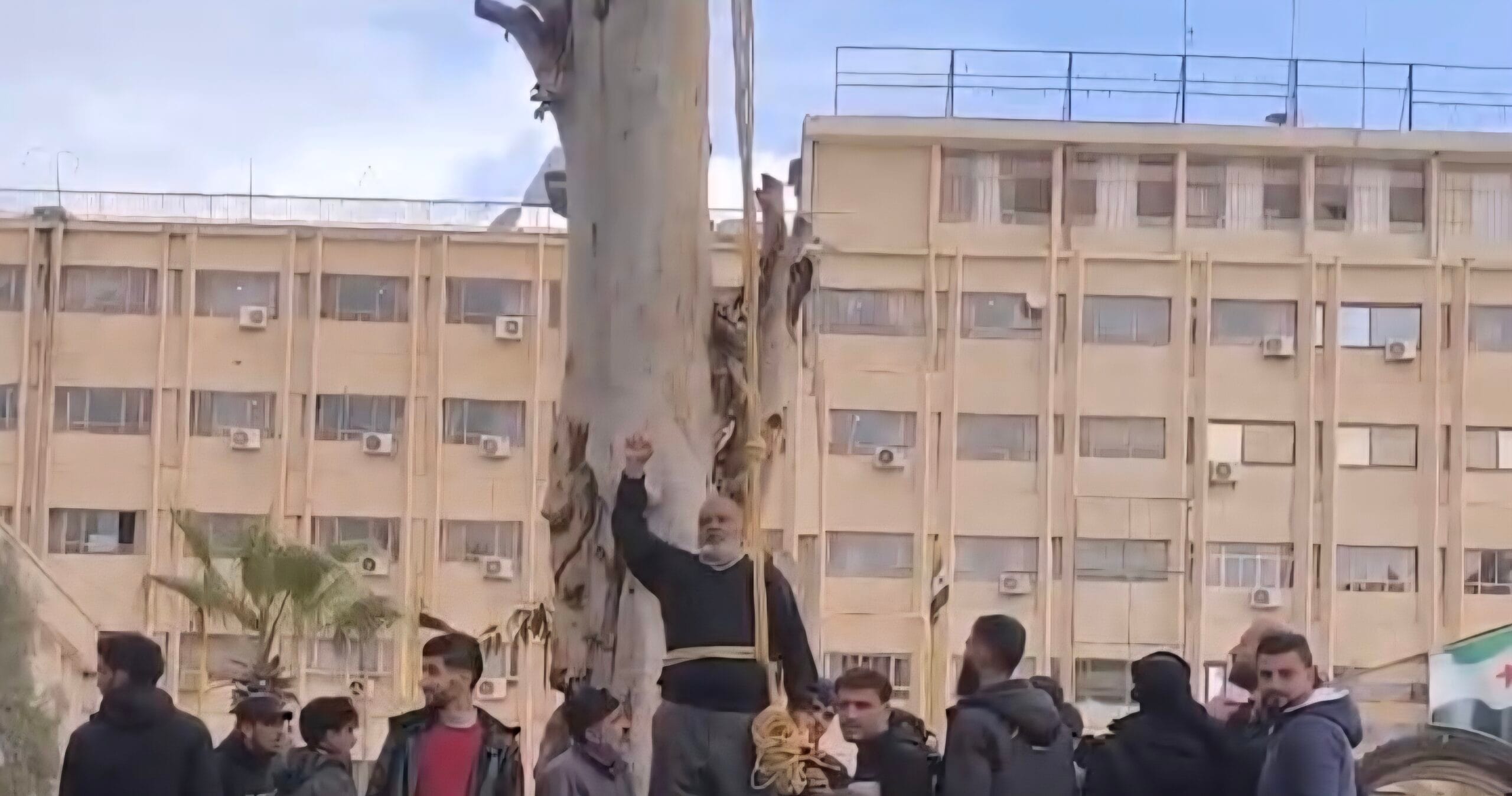 مواطن يهدد بالانتحار في درعا احتجاجاً على تدهور الأوضاع المعيشية