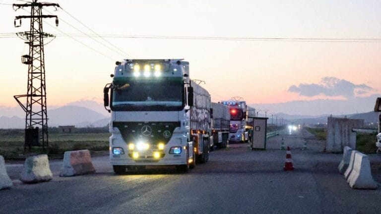 دحول شاحنات محملة بمادة الطحين المدعوم إلى محافظة السويداء، الخميس، 9 نيسان 2026