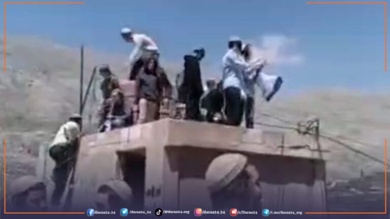 مستوطنون إسرائيليون فوق سطح أحد المنازل في قرية عين التينة.