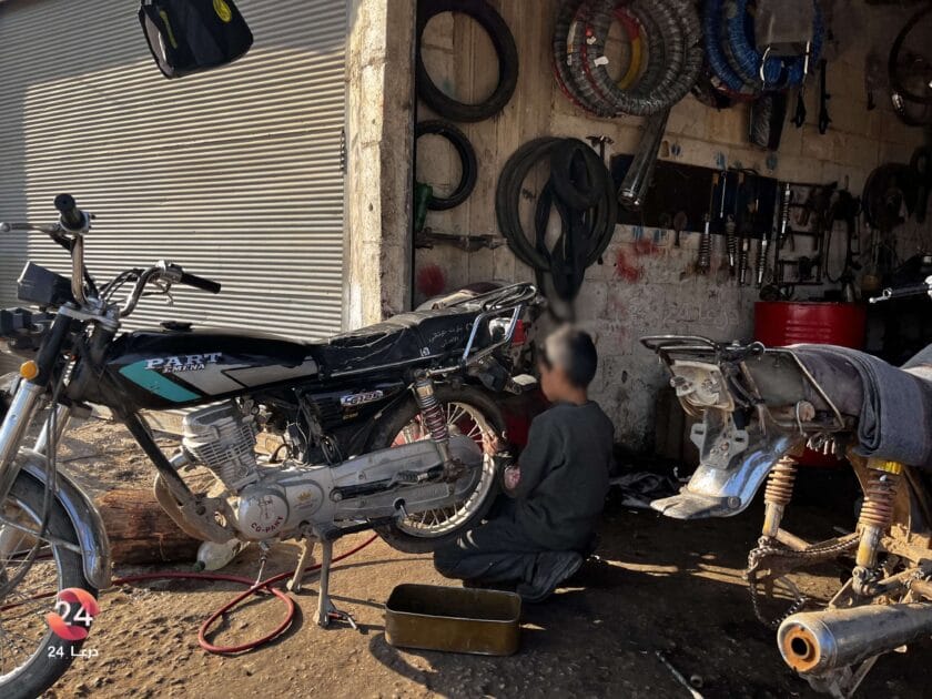 عمالة الأطفال: طفل يعمل في إصلاح الدراجات النارية - غربي درعا، كانون الأول 2025