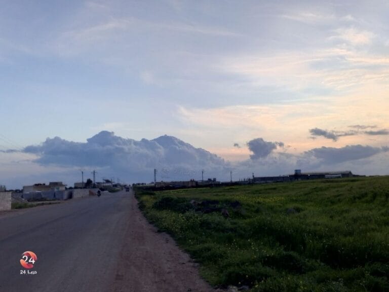 الطريق الواصل بين مدينتي جاسم وإنخل شمالي درعا