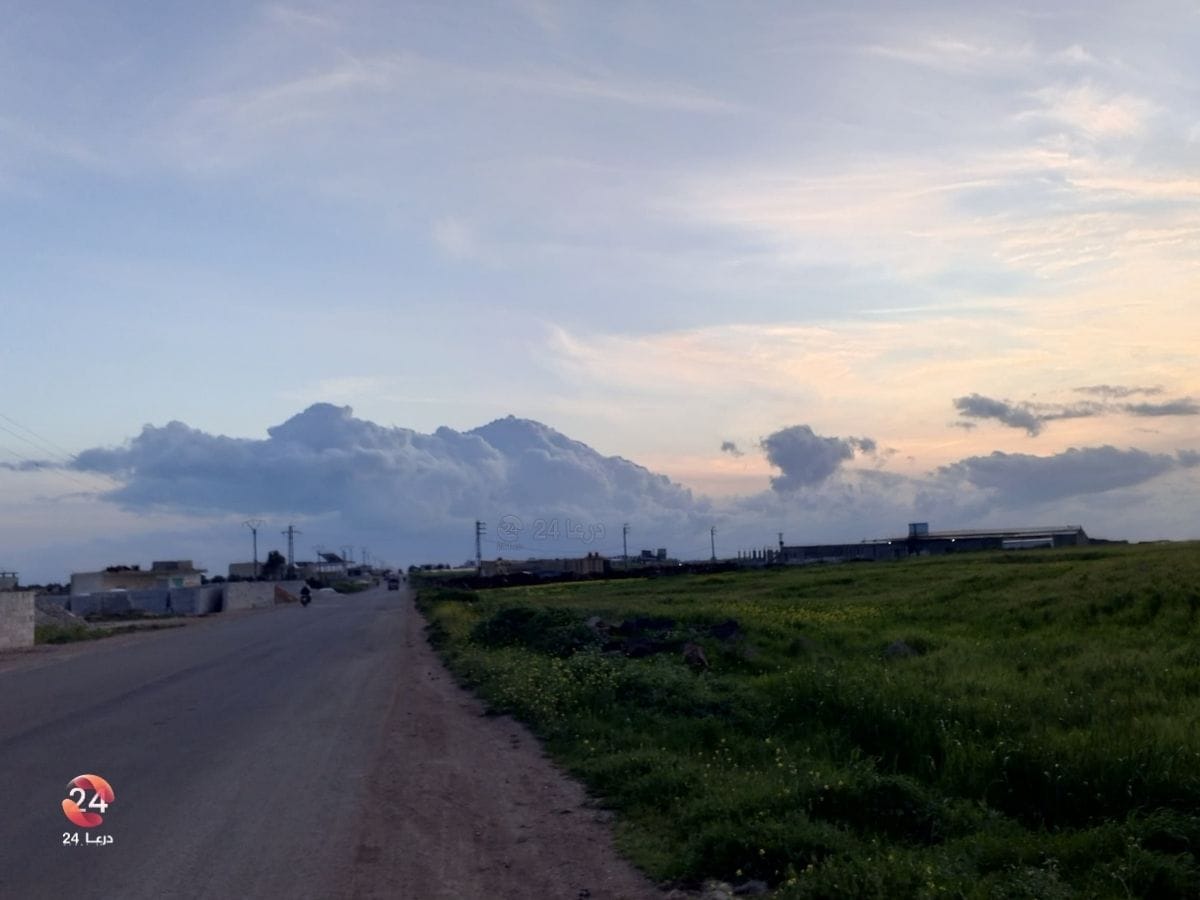 الطريق الواصل بين مدينتي جاسم وإنخل شمالي درعا