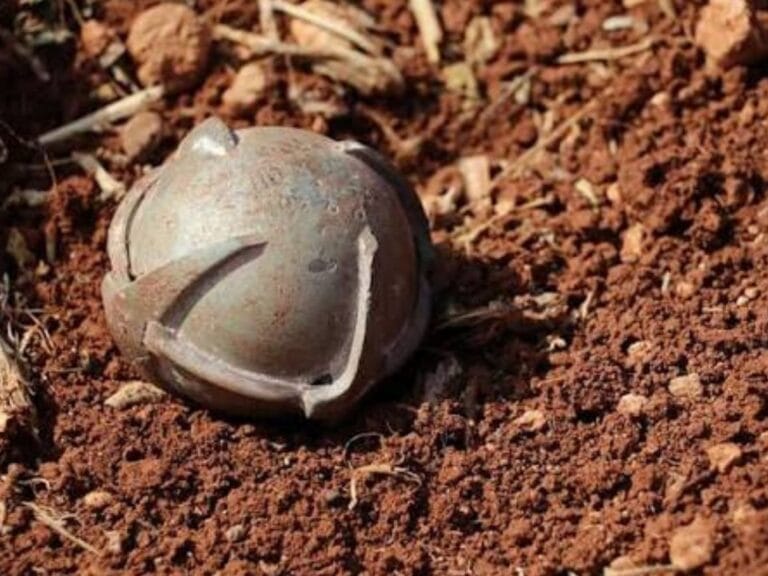 صورة تعبيرية لقنبلة عنقودية من مخلفات الحرب