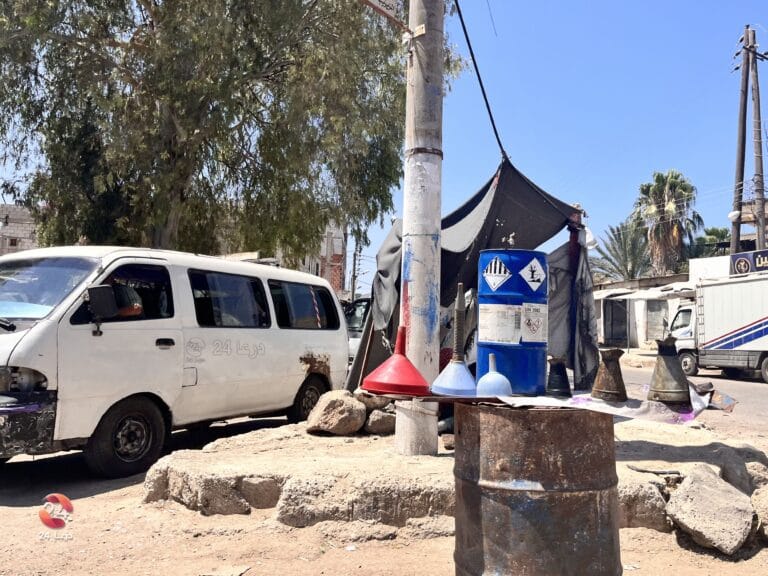 سرفيس وبسطة بيع محروقات في بلدة المزيريب غربي درعا