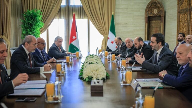 اجتماع سوري أردني وبيان عن تعاون اقتصادي ومائي ودعم استقرار الجنوب ورفض المشاريع الانفصالية والاعتداءات الإسرائيلية