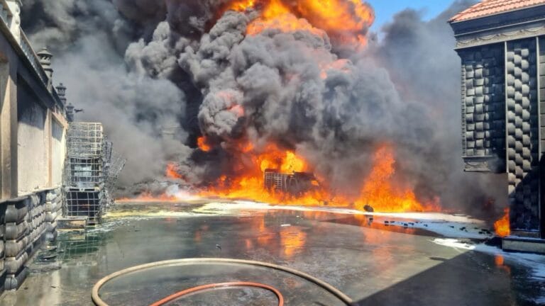 شكوى من أهالي مدينة طفس بشأن استمرار وجود مراكز لتخزين المحروقات بين المنازل 2 حريق ضخم اندلع في مستودع محروقات في مدينة طفس غربي درعا في التاسع من تموز 2026
