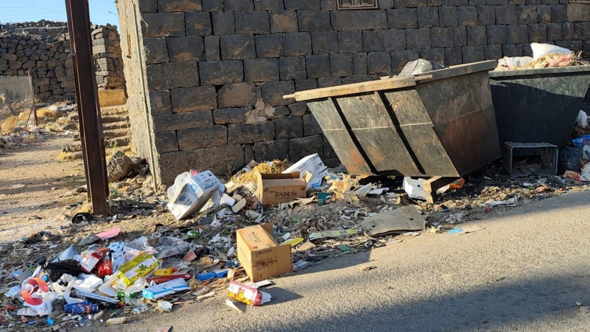 انتشار القمامة في مدينة إزرع