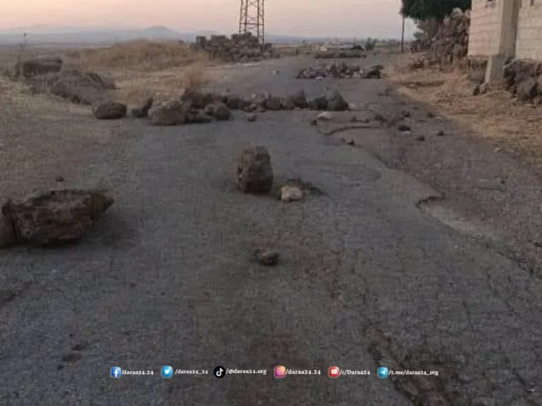 من عمليات إغلاق الطرقات في بلدة جملة غربي درعا