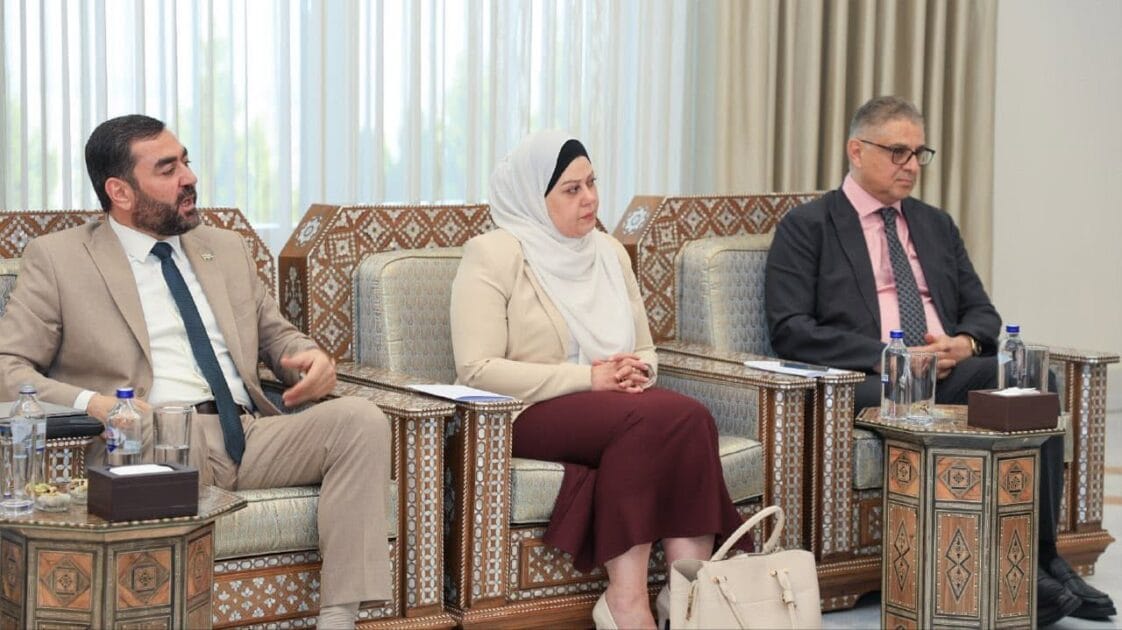 عضو مجلس الشعب السيدة حنان البلخي برفقة آخرين في قصر الشعب