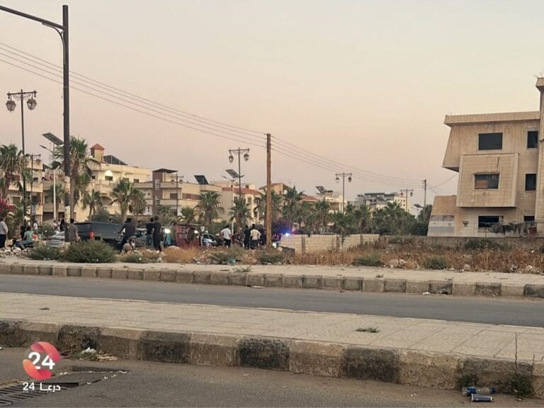 من أمام البناية التي تمت مداهمتها والقبض على شخص فيها - مدينة درعا - 14 آب 2026