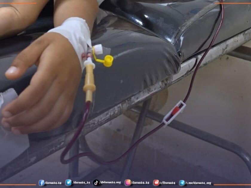 طفل أثناء نقل البلازما في مشفى درعا الوطني