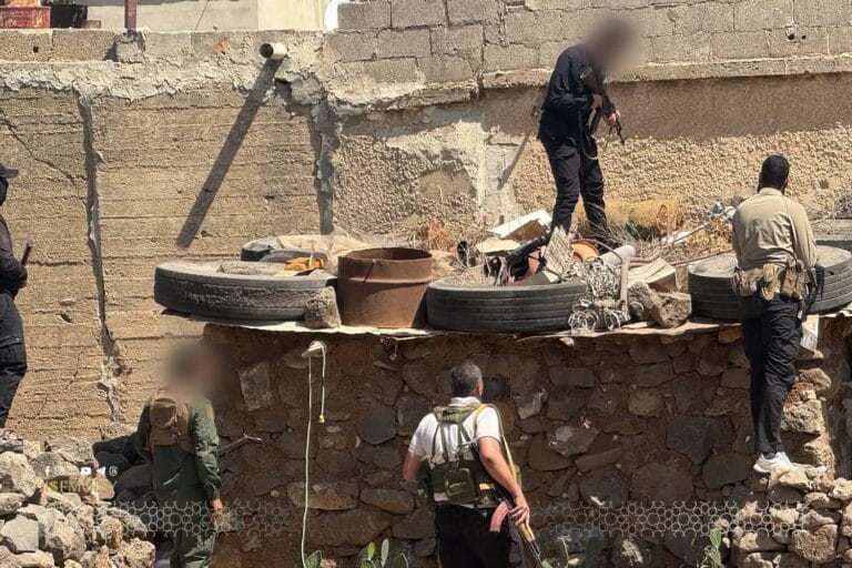 قوى الأمن تفتش منازل في الصنمين