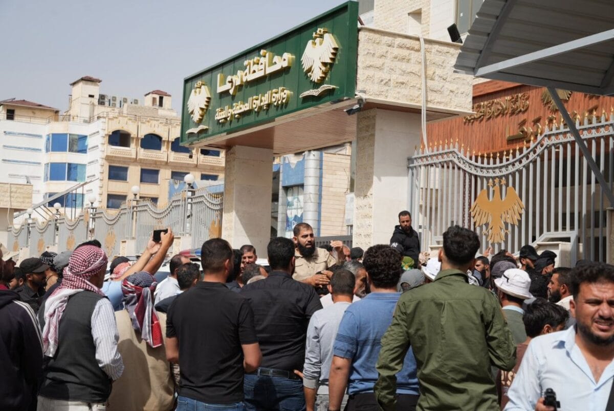 احتجاج أصحاب الآبار أمام مبنى المحافظة
