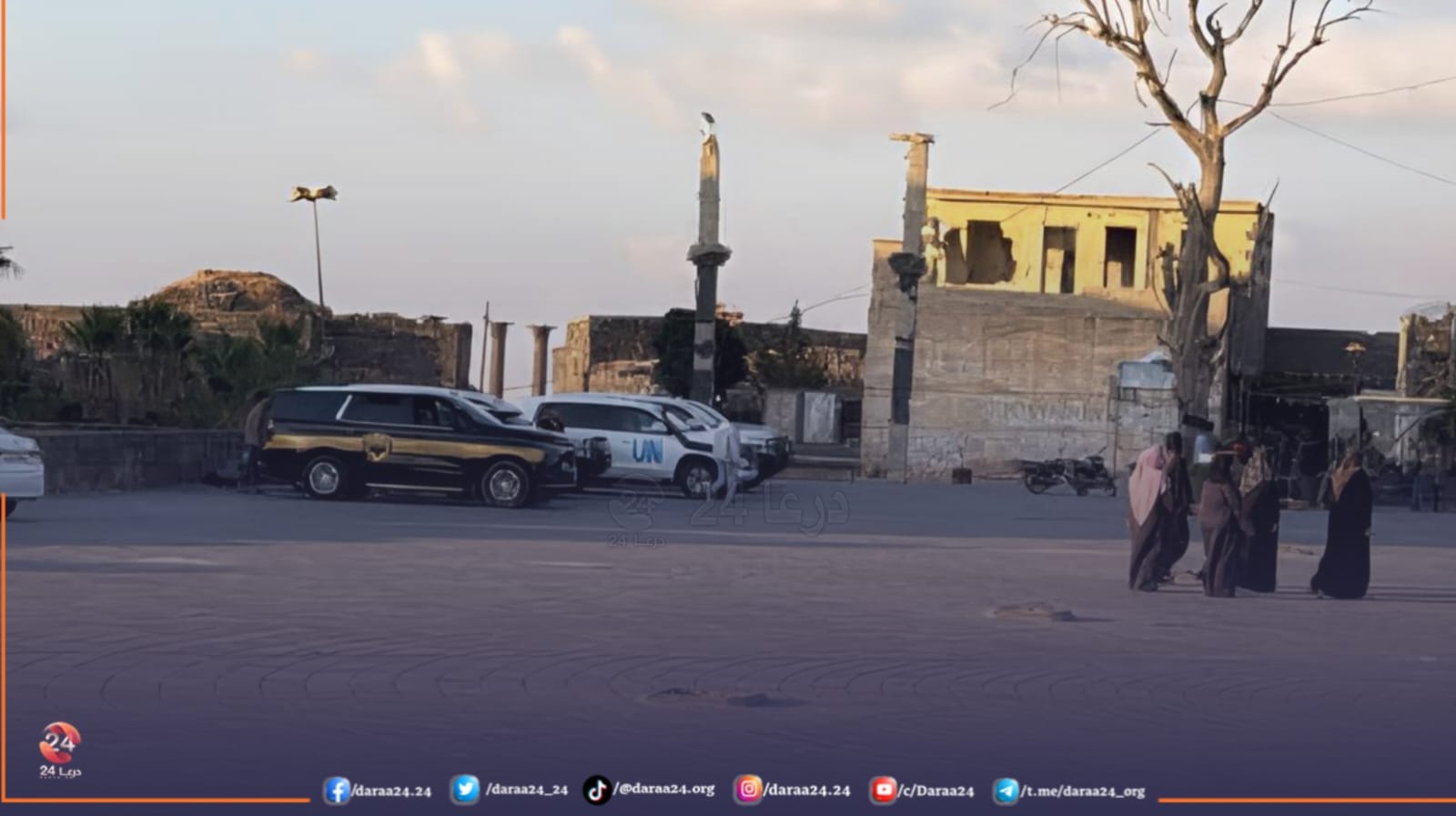 السيارات-الأممية-والدبلوماسية-في-ساحة-قلعة-بصرى-الشام
